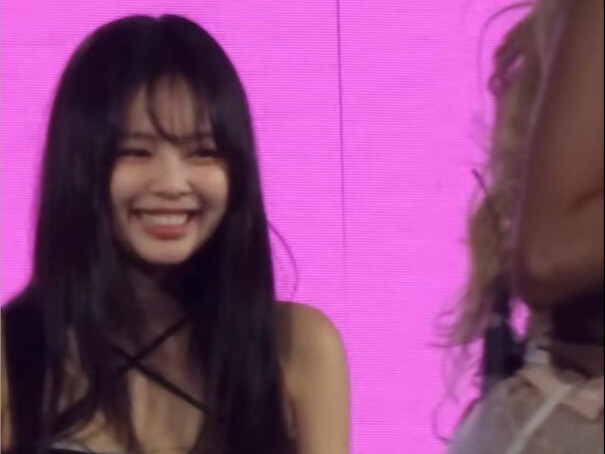 Rốt cuộc Jennie không muốn nói chuyện hay là không thể nói chuyện?