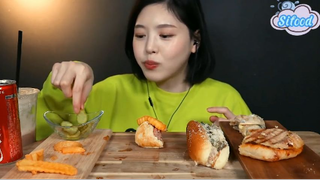 Bánh mì dài kẹp xúc xích, khoai tây chiên, bánh mì panini phô mai 7 #amthuc