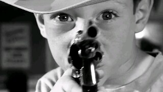 熊孩子玩真枪差点祸，好在碰到的全是天选之子