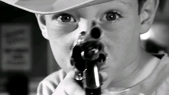 熊孩子玩真枪差点祸，好在碰到的全是天选之子