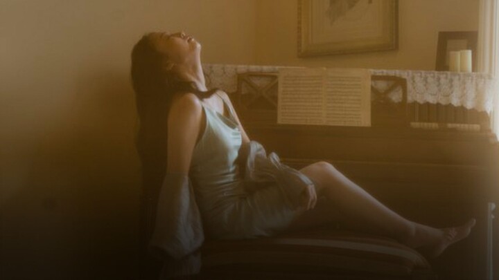 Di Langfang, Hebei, ratusan hingga ribuan foto pernikahan berbaris untuk masuk ke mesin penghancur..