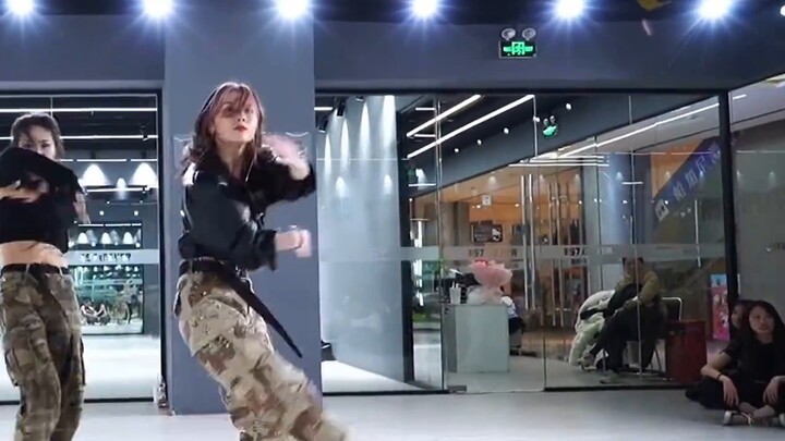 【Fan Fan Twinkle】The fierce female group is here again! Street Warrior Run The World cover dance! It