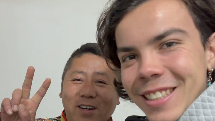 صيني استضافني في الجبال وطبخ لنا المعكرونة وهو يدخن السجائر.