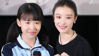 Dayue: Family, if you want to see a photo of me and Sister Ni Ni, you can come and borrow it from me