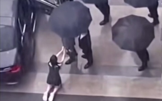 Tôi không tin vào tình yêu, nhưng vẫn luôn có người chứng minh rằng tình yêu là có thật.