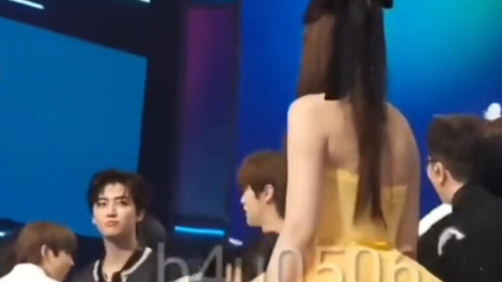 Jaemin and Mark are saying hello to Yunah‑noona 🤭