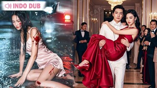 Gadis dilepaskan pakaian diusir suami, tak terduga digendong CEO dan...