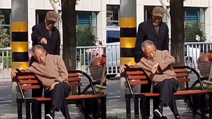 Ông lão đứng đợi bạn cũ bên đường, nào ngờ người bạn đã ở ngay phía sau; khoảnh khắc tiếp theo khiến