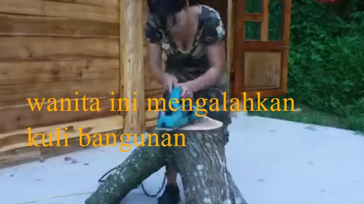 wanita tangguh membuat rumah kayu di tengah hutan