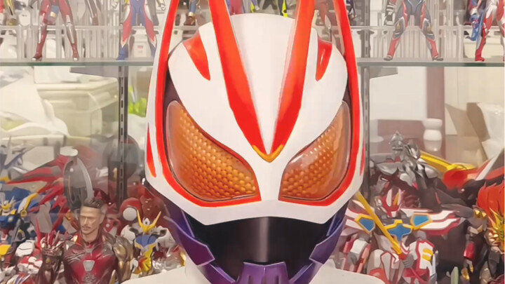 Helm Kamen Rider Geats yang bisa berubah bentuk