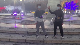 ฉันมาถึงจัตุรัสประชาชน สิ่งที่ผู้คนเดินผ่านไปมาไม่คาดคิดก็คือฉันมาที่นี่เพื่อเปลี่ยนแปลงตัวเอง