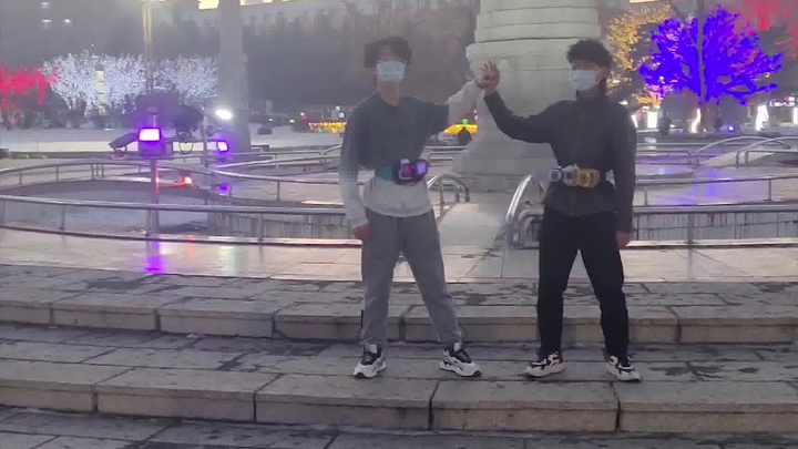 ฉันมาถึงจัตุรัสประชาชน สิ่งที่ผู้คนเดินผ่านไปมาไม่คาดคิดก็คือฉันมาที่นี่เพื่อเปลี่ยนแปลงตัวเอง