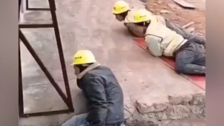 Một bức tường ngăn cách, hai cuộc đời khác biệt