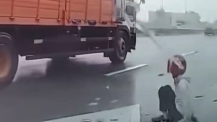 Tốc độ sinh tử, chắc kiếp trước cậu thanh niên này đã cứu cả dải Ngân Hà rồi!