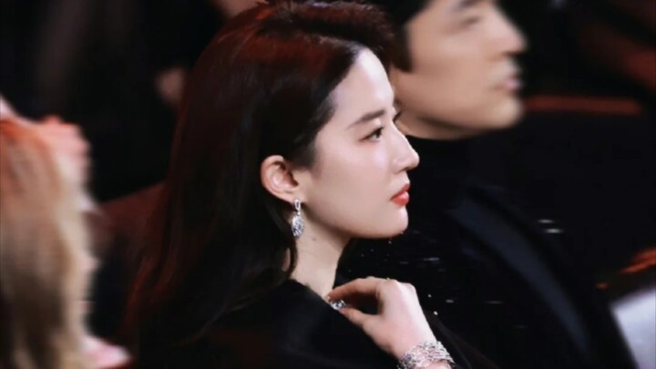 Liu Yifei เดินลงจากเวทีด้วยก้าวเล็ก ๆ ฉันเข้าใจดีว่า Li Xian ช่วย Yang Zi และ Di Lieba ให้ถูกตรวจค้น