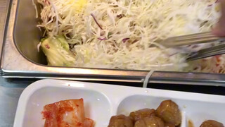كيف يبدو غداءٌ فاخرٌ في كافتيريا مدرسةٍ كوريةٍ للبنات، كلّفه ٥٥٠٠ يوان؟ (شكرًا لأصدقائي على دفاعهم ع
