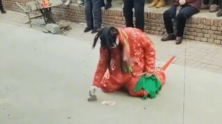 他这一跪 道尽了生活的不易和传统艺术的没落