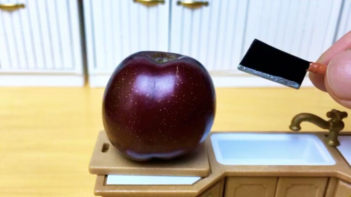 [Stop-motion Animation Food] Look at this black plum plump plump and shiny, go ahead and eat it, why
