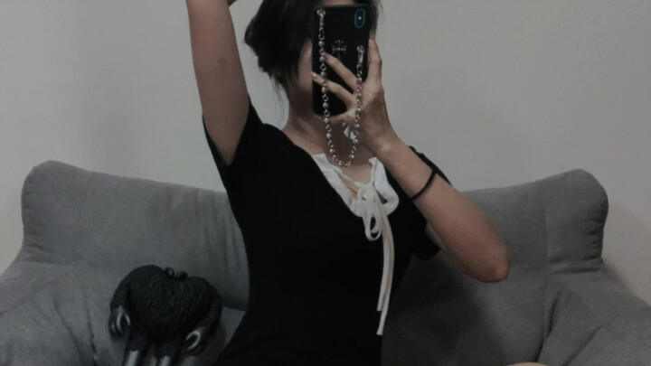 Foto cewek seksi di sofa yang bisa dipotret dari rumah udah hadir!