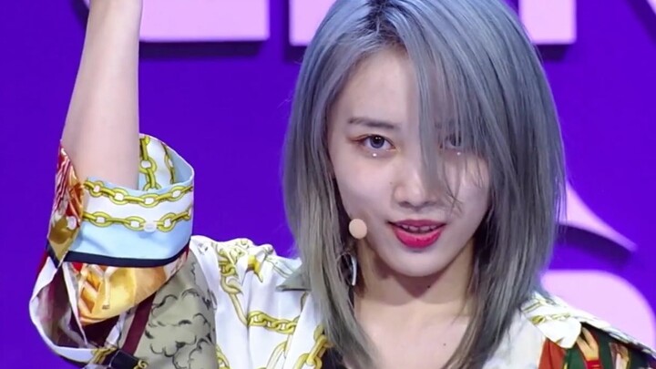 Panggung cover “Snapping” karya Kim Chung-ha oleh Su Ruiqi