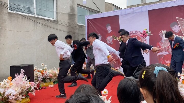 This is how you should get married, show off your talents. Hahahaha, the stage almost collapsed!