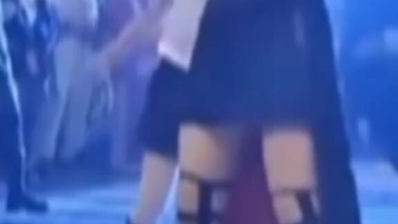 mẹ con nhà này xa đoạ rồi =))