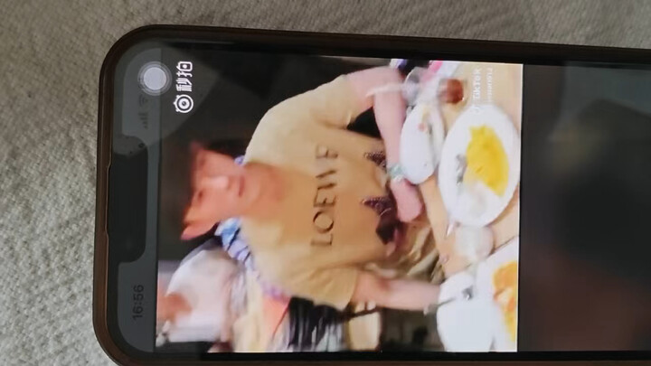 Who is Alan Yu having dinner with? His eyes keep darting away.