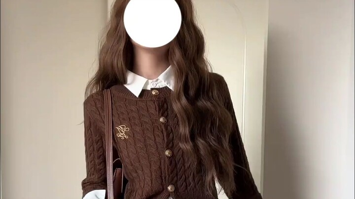แก้ไขเสื้อคาร์ดิแกนแบบหลอกลวง: เสื้อเชิ้ตมีสายผูกที่ด้านหลัง และเข็มกลัดสองอัน แปลงโฉมเสื้อไหมพรมคาร