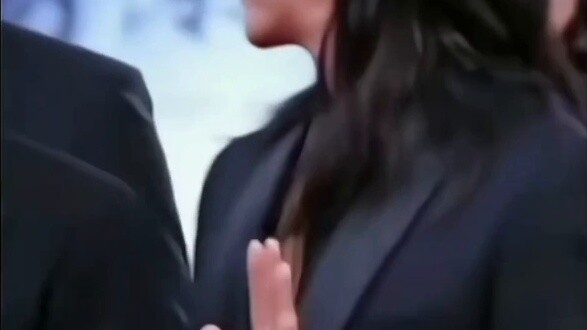 He is the male star who looks best with long hair that I have ever seen. Yu Shi looks so handsome wi