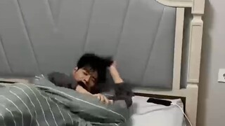 男子半夜想前女友睡不着，一气之下把整条街的共享单车都摆好了 #万万想不到