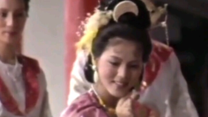 Have you seen Xiren playing the role of the favorite concubine? She is so charming and beautiful!