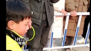 طفل صغير يلعب لعبة إدخال الحلقات، وتصيب الحلقة فتاة صغيرة كانت تراقب المشهد من الجانب، فيعلق أحد الم