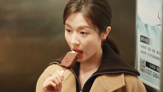 女孩只是在电梯里吃了一口雪糕，结果却吓坏了一旁的大妈