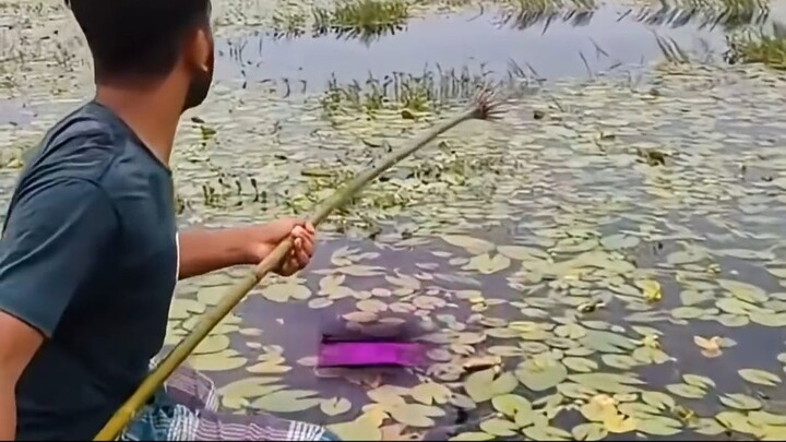 Un hombre muestra cómo se pesca con un arpón.