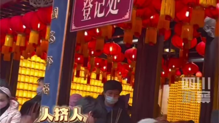 حالة زيارة الشباب المعاصرين للمعابد: الفرق بين قاعة إله الثروة وقاعة يويلاؤو واضح للغاية...