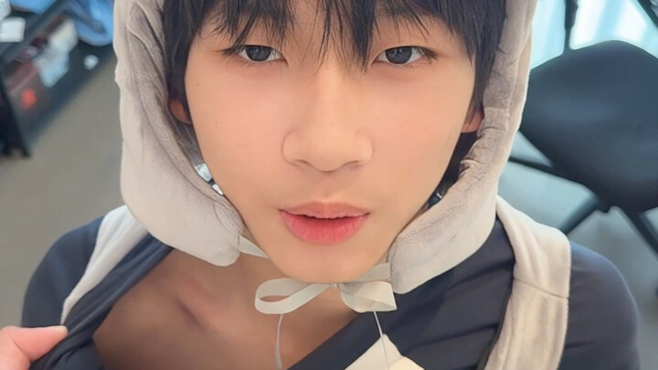 Adikku memohon agar aku memotretnya