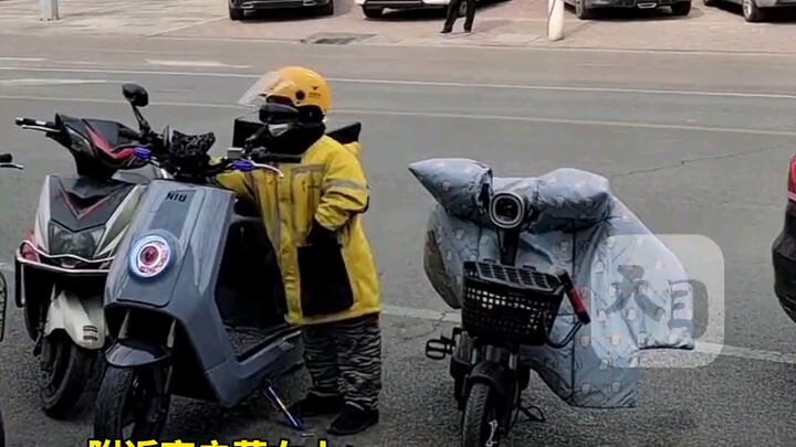 Thạch Gia Trang, Hà Bắc. Một netizen quay được cảnh một “phiên bản mini” của nhân viên giao hàng đan