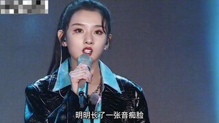 Có một sự khác biệt rất lớn giữa các diễn viên nói chuyện với micro đầy đủ. Tống Dịch vừa mở miệng đ