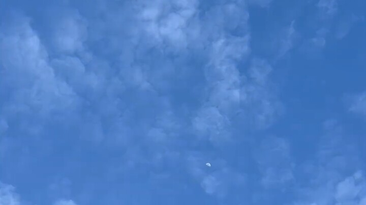On June 4, 2025, numerous unidentified flying objects appeared in the skies over Xi’an, flying in la