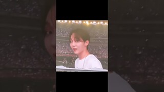 Mingyu running after Seungkwan to kiss him😘#seventeen #seungkwan #mingyu #hoshi #vernon #the8#joshua