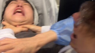 医生：这样病毒就出不去了（使劲）