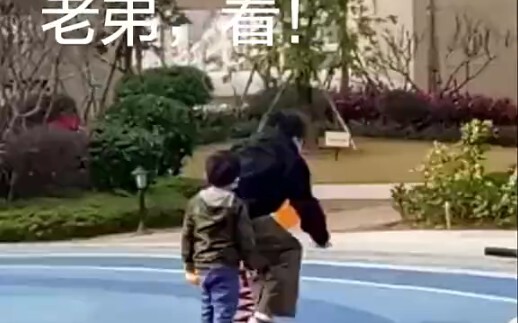 Jangan biarkan kakak yang mengasuh adik! Kalau tidak... hahahaha