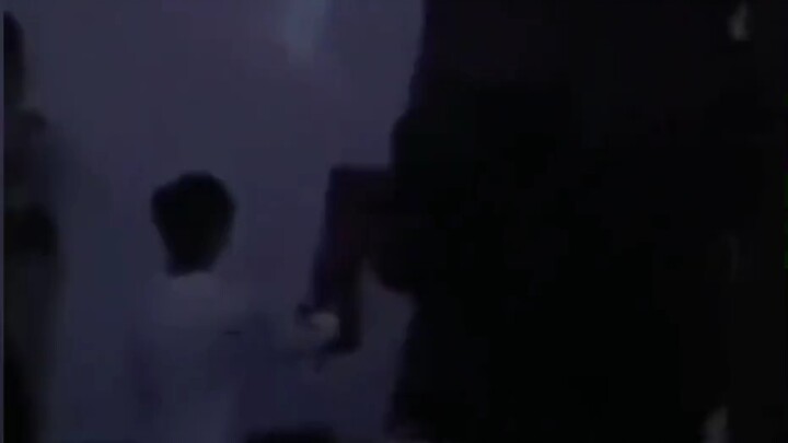 Kamu menyakitiku, tapi hanya tersenyum dan melupakannya