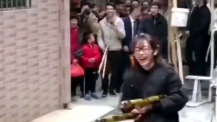 Cô dâu tôi không lấy nữa, tôi muốn cô gái bắn pháo hoa kia!