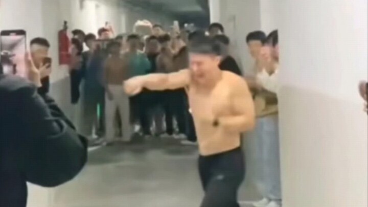 Dengan gaya seperti ini, bahkan petugas asrama pun harus minggir.