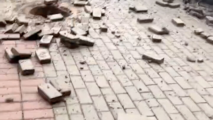 تشونغتشينغ: احرصوا على مراقبة أطفالكم جيدًا ولا تلقوا المفرقعات في فتحات تصريف المياه الملوثة!