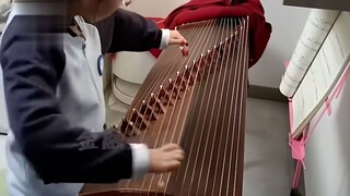 女儿学古筝被老师说杀气重劝退，妈妈本以为夸张了，听完曲绷不住