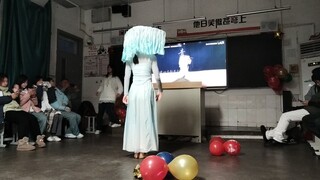 การเต้นรำโดยตัวแทนชั้นเรียนภาษาอังกฤษ (ชิงซาน หยานหยูเกะ)
