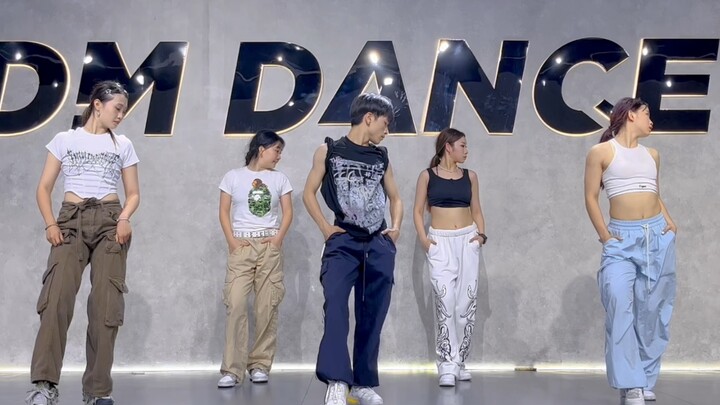 Xiaolong's Choreography | The Weekend, hands in pockets, radiating charm!