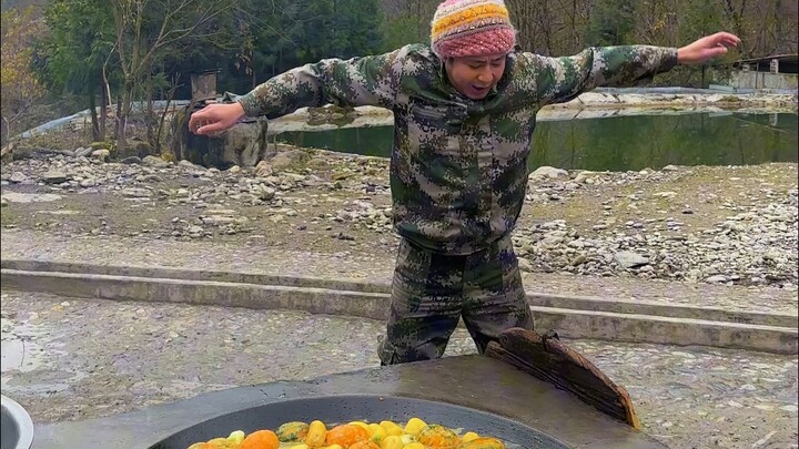 Trời ngày càng lạnh, làm một nồi cơm lớn nóng hổi đãi anh em.